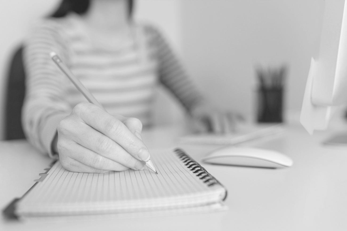 Teilnehmer arbeiten gemeinsam an Fallbeispielen